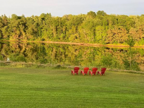 4 bedroom, 2.5 bathroom Riverside Retreat, sleeps 12. Durham, Nova Scotia
